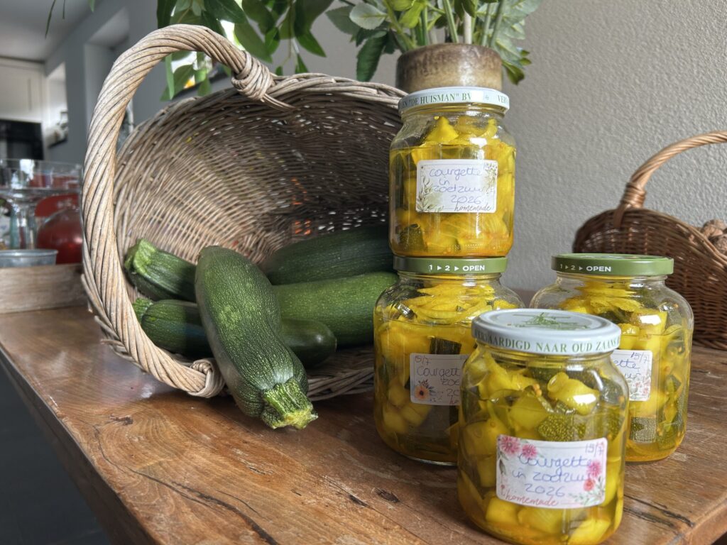 Courgettes in het zoetzuur
