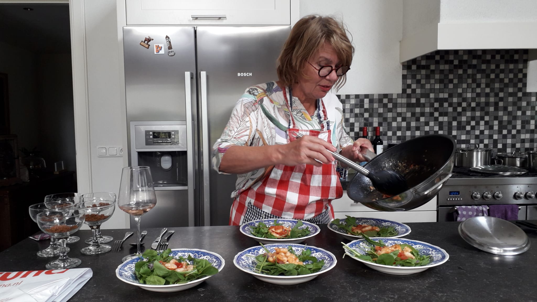 Edith bereidt een gerecht in haar keuken