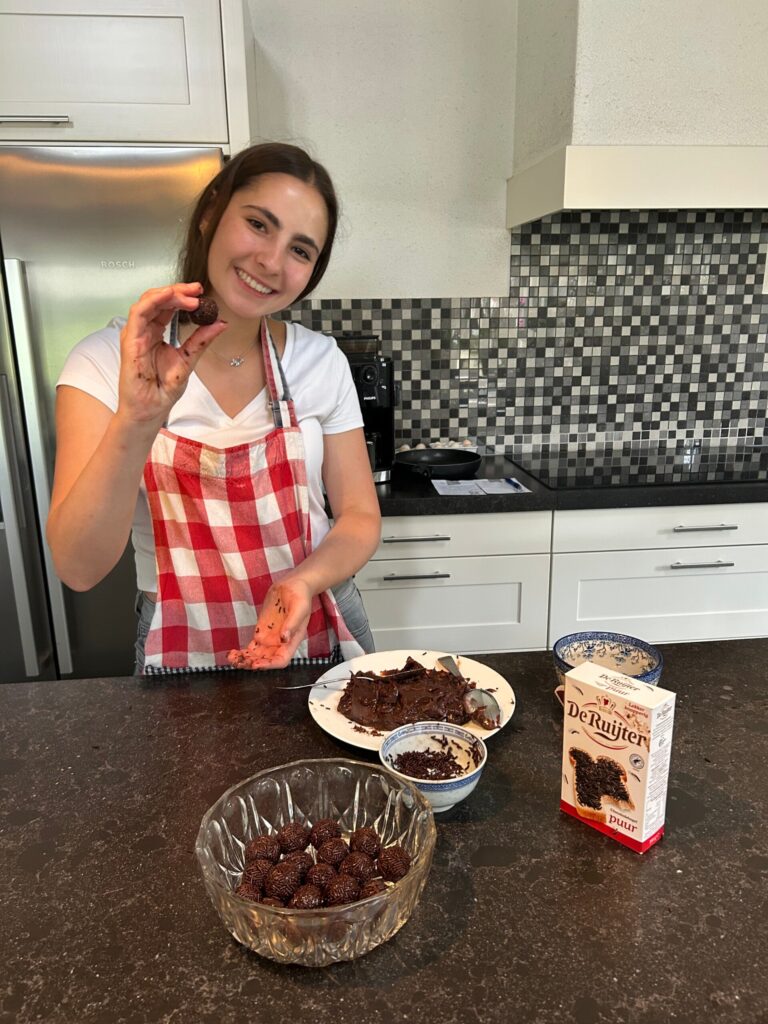 Zelfgemaakte brigadeiros met chocoladehagelslag